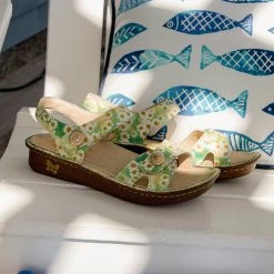Alegria Women's Vienna - Coming Up Daisies -Sandals Outlet 0000 VIE 7422 SX 33621b9e abc9 423d 9734 51d83d412aa1 29121.1680812341