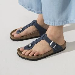 Birkenstock Women's Gizeh Oiled Leather - Navy (Narrow Width) -Sandals Outlet 1020992 f closeup f 98482.1681217988