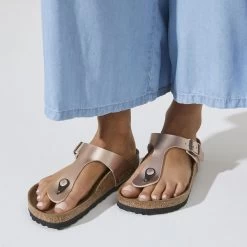 Birkenstock Women's Gizeh Birko-Flor - Metallic Copper (Regular Width) -Sandals Outlet 1023925 f closeup f 70663.1673293639